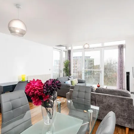 Apartment Getaway, 2-bed Flat, Balcony, With Parking